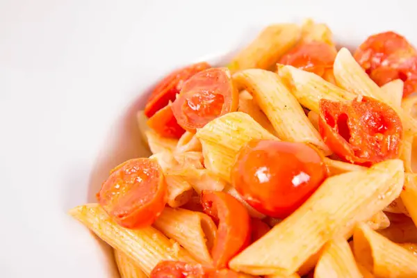 Penne Mit Tomaten Knoblauch Und Mozzarella Auf Weißem Hintergrund — Stockfoto