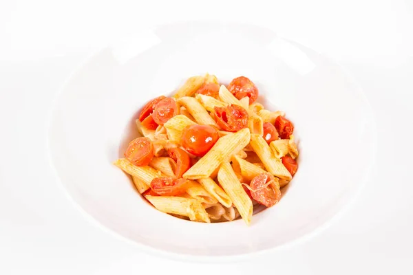 Penne Met Tomaten Knoflook Mozzarella Een Witte Achtergrond — Stockfoto