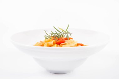 Domatesli makarna, sarımsak ve biberiye dalıyla süslenmiş mozzarella, beyaz arka planda.