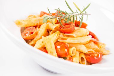 Domatesli makarna, sarımsak ve biberiye dalıyla süslenmiş mozzarella, beyaz arka planda.