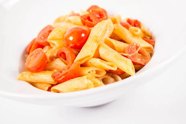 Penne Mit Tomaten Knoblauch Und Mozzarella Auf Weißem Hintergrund — Stockfoto