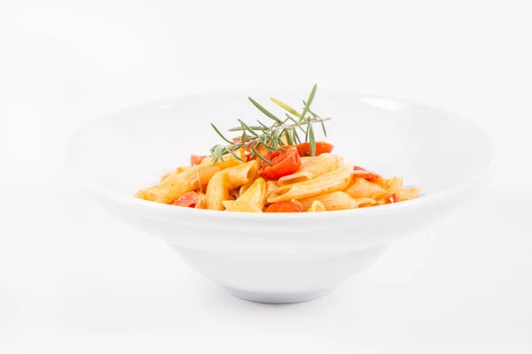 Penne Med Tomater Vitlök Och Mozzarella Dekorerad Med Rosmarin Kvist — Stockfoto