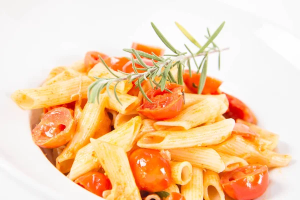 Penne Rajčaty Česnekem Mozzarellou Zdobené Rozmarýnovou Větvičkou Bílém Pozadí — Stock fotografie