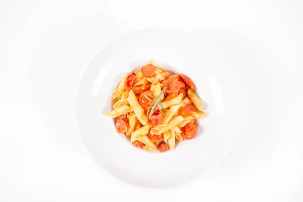 白い背景に ローズマリーの小枝で飾られたトマト ニンニク モッツァレラチーズのペン — ストック写真