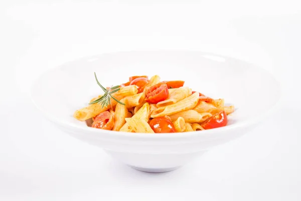 Penne Mit Tomaten Knoblauch Und Mozzarella Verziert Mit Rosmarinzweigen Auf — Stockfoto