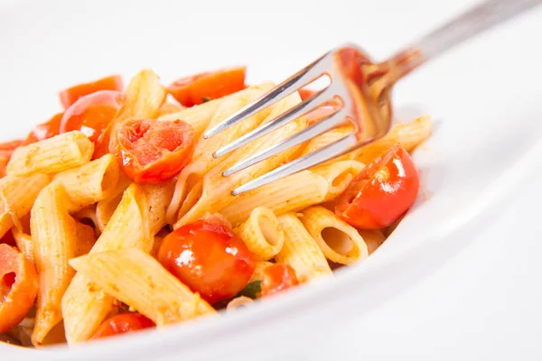 Penne Met Tomaten Knoflook Mozzarella Gegeten Met Een Vork Een — Stockfoto