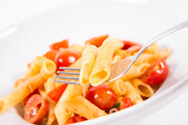 Penne Met Tomaten Knoflook Mozzarella Gegeten Met Een Vork Een — Stockfoto