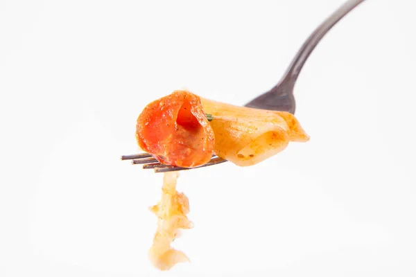 Penne Con Tomates Ajo Mozzarella Sobre Tenedor Sobre Fondo Blanco — Foto de Stock