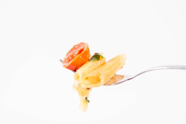 Penne Mit Tomaten Knoblauch Und Mozzarella Auf Einer Gabel Auf — Stockfoto