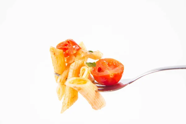 Penne Mit Tomaten Knoblauch Und Mozzarella Auf Einer Gabel Auf — Stockfoto