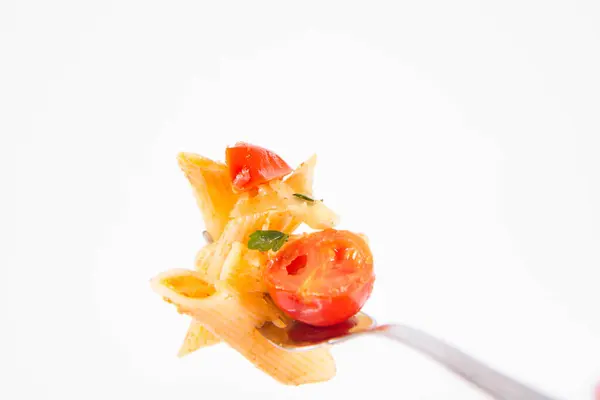 白い背景にフォークの上にトマト ニンニク モッツァレラチーズとペン — ストック写真