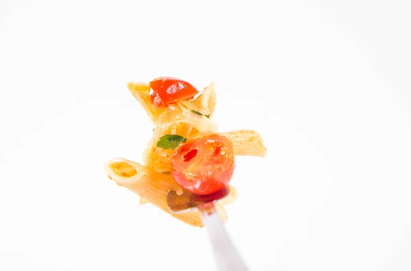 Penne Pomidorami Czosnkiem Mozzarellą Widelcu Białym Tle — Zdjęcie stockowe