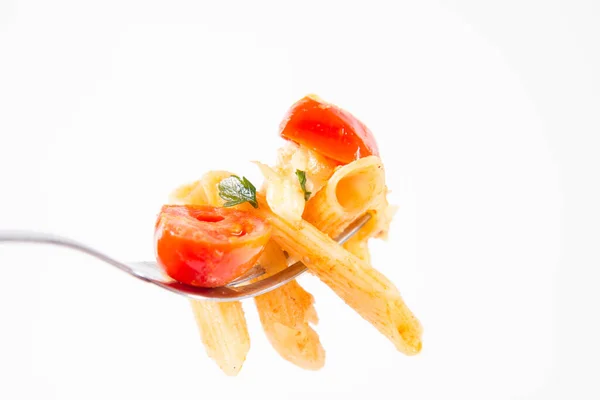 Penne Con Tomates Ajo Mozzarella Sobre Tenedor Sobre Fondo Blanco — Foto de Stock