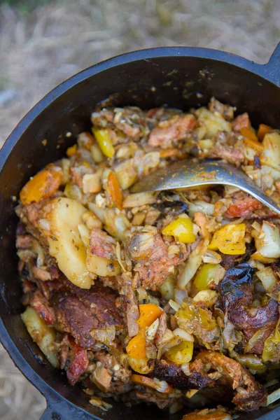 Plat Traditionnel Une Casserole Viande Légumes Fait Dans Chaudron Fonte — Photo