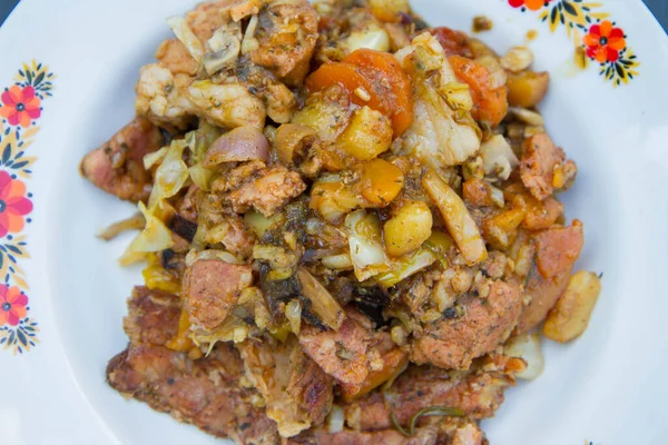 Традиционное Блюдо Мяса Овощей Приготовленное Чугунном Котле Над Костром Порция — стоковое фото