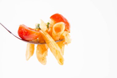 Domatesli makarna, sarımsak ve mozarella beyaz arka planda bir kadının elinden tutulan bir çatalda.