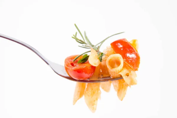 Penne Pomidorami Czosnkiem Mozzarellą Widelcu Ozdobionym Gałązką Rozmarynu Białym Tle — Zdjęcie stockowe