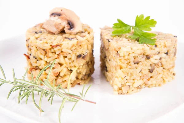 Risotto Con Funghi Bottoni Pancetta Due Porzioni Forma Diversa Piatto — Foto Stock