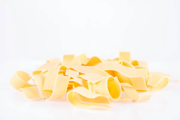 Rauwe Pappardelle Pasta Een Witte Achtergrond — Stockfoto