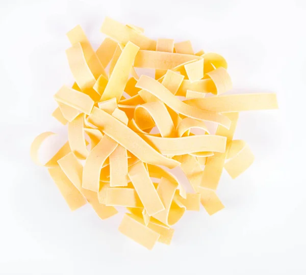 Rauwe Pappardelle Pasta Een Witte Achtergrond — Stockfoto