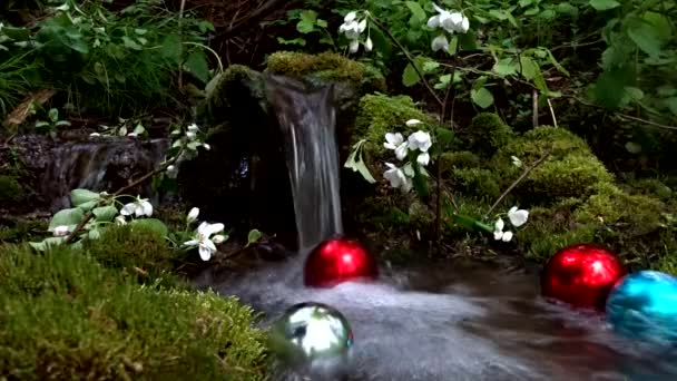 Різдвяні кульки під водоспадом — стокове відео