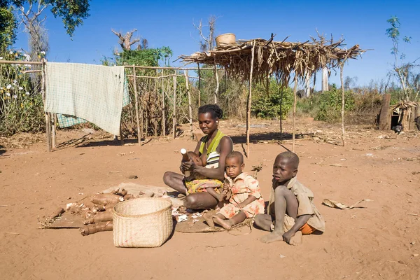 Preparazione della manioca in un villaggio tribale — Foto Stock