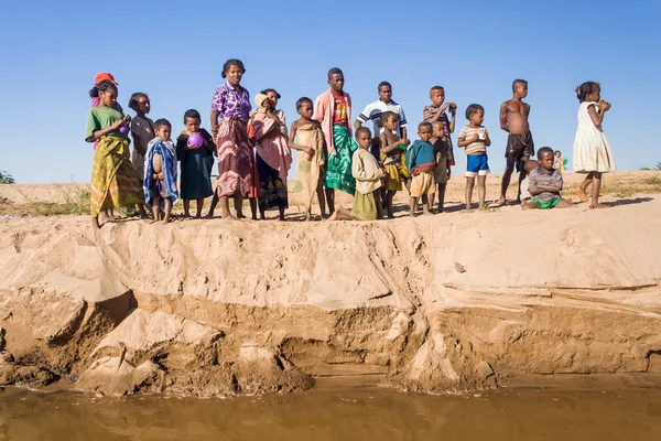 Африканская семья на песчаном берегу — стоковое фото