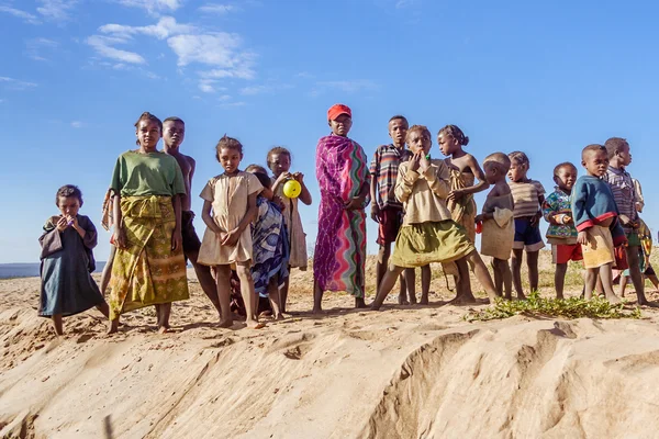 Африканские дети на песчаном берегу — стоковое фото