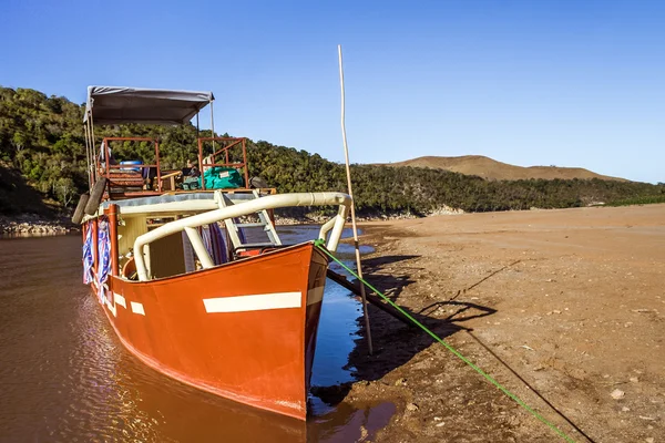 Turistiska pråm på floden Tsiribihina — Stockfoto