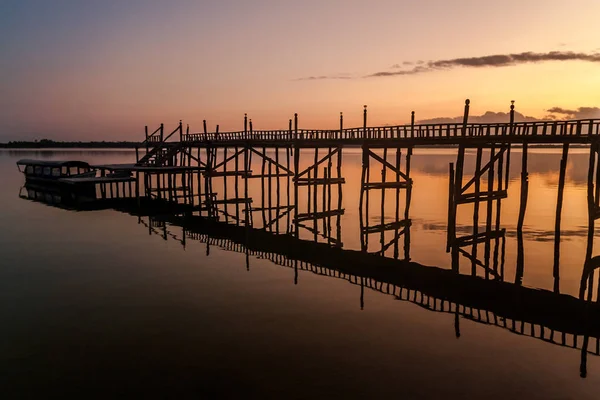 Nascer do sol no molhe no canal Pangalanes — Fotografia de Stock