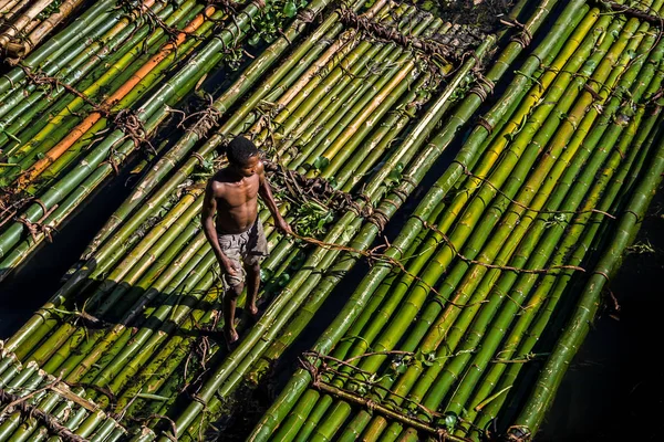 Бамбуковый плот на Мадагаскаре — стоковое фото