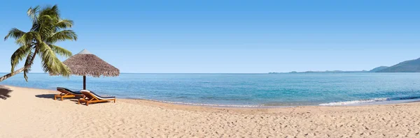 Solstolar på stranden — Stockfoto