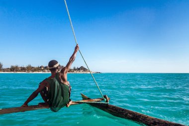 Onun outrigger Kano üzerinde Vezo kayıkçı 