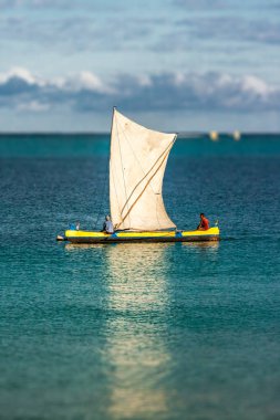 Vezo outrigger Kano lagün içinde