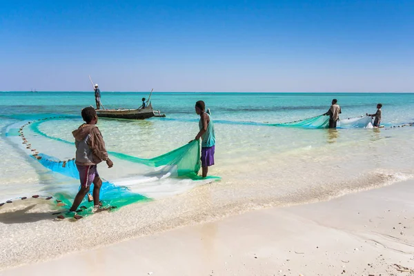 Drei Fischer und ihr Fischernetz in der Salär-Lagune, südwestlich von Madagaskar am 22. Juli 2016. — Stockfoto