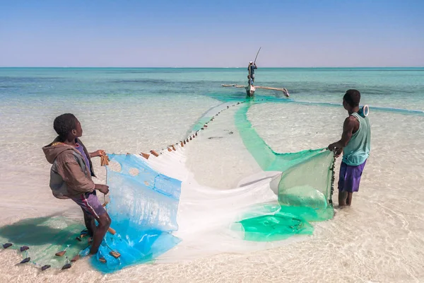 Três pescadores e sua rede de pesca na lagoa Salário, sudoeste de Madagascar, em 22 de julho de 2016 . — Fotografia de Stock