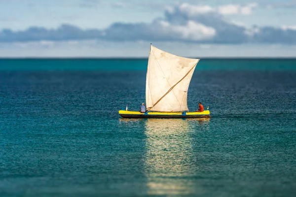 Vezo utriggare canoe i lagunen — Stockfoto