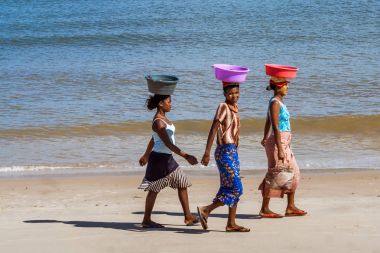 Madagaskar kadınlar başlarına Mahajanga (Majunga), Ağustos 27, Madagaskar yakınındaki Amborovy Sahilde yürüyüş havzaları taşıyan 2016.
