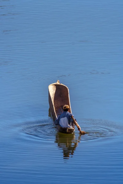 Pescador en el Lago Itasy de Ampefy, Madagascar, en agosto 25, 2016 . — Foto de Stock