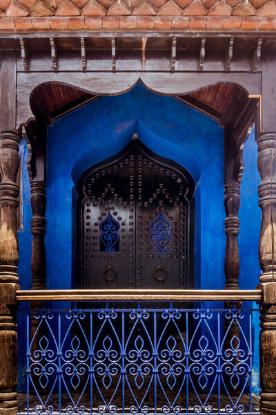 Марокканская дверь в Медине Шефшауэн, к северу от Марокко
