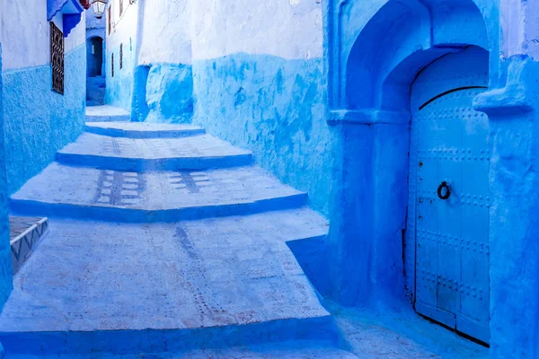 Escadaria na medina azul de Chefchaouen, Marrocos — Fotografia de Stock