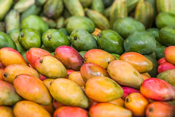 Madagaskar bir pazarda Mango görüntülemek — Stok fotoğraf