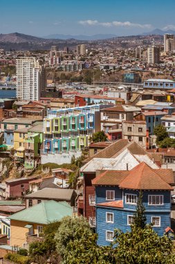 Valparaiso, Şili Andes Dağları ile renkli mahalle arka planda