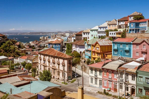 Valparaiso renkli ve dik mahalle — Stok fotoğraf