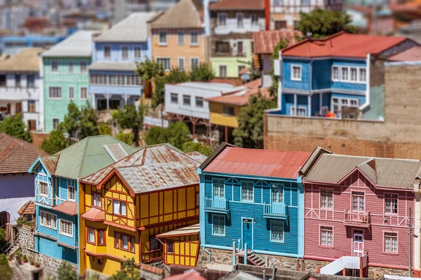 Valparaiso renkli ve dik mahalle — Stok fotoğraf