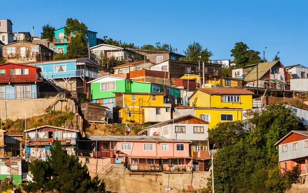 Valparaiso'nın renkli ve dik mahalle — Stok fotoğraf