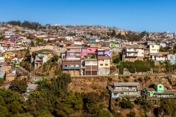 Barrio colorido y empinado de Valparaíso — Foto de Stock