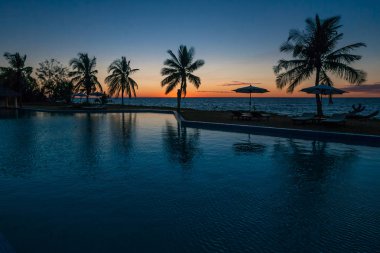 Yüzme havuzunda gün batımı