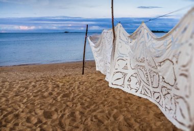 Meraklı Komba içinde işlemeli masa örtüsü