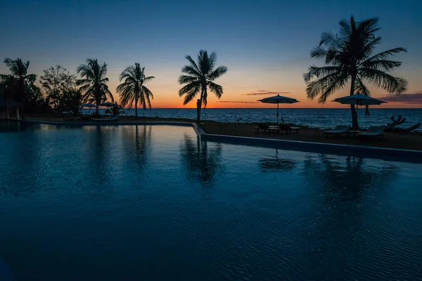 Yüzme havuzunda gün batımı